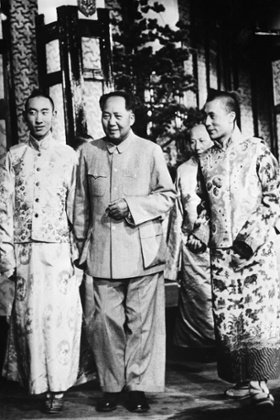 Mao Zedong with the Dalai Lama (right) and Panchen Lama, 1956.