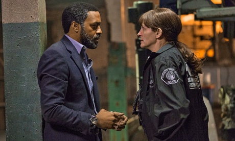 Chiwetel Ejiofor and Julia Roberts in Secret In Their Eyes.