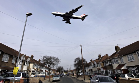 A plane on its descent into Heathrow airport