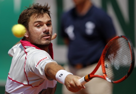 Stan Wawrinka returns.