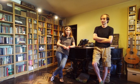 Лиза Лерер с мужем в их московской квартире. Лерер уволилась с государственного телевидения по моральным соображениям. Фото: Елена Спасова для Guardian