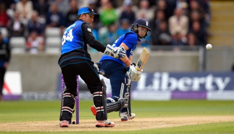 Joe Root reverse sweeps a ball towards the boundary.