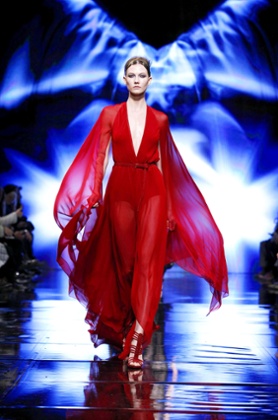 Karlie Kloss on the Donna Karan catwalk in 2014