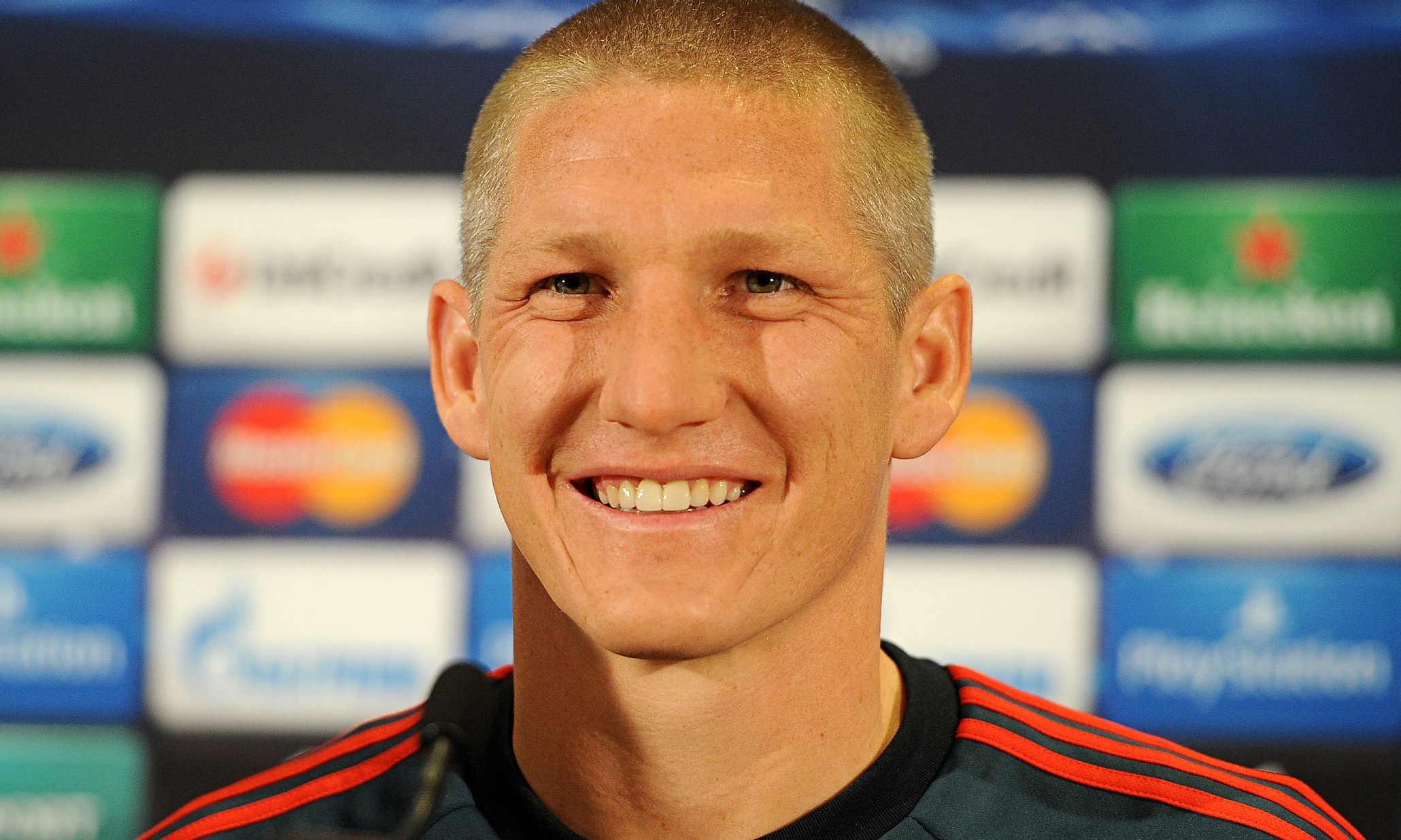 Bastian Schweinsteiger says goodbye to Bayern before Manchester United