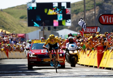 Chris Froome surges home.