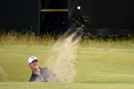 Amateur Jordan Niebrugge hits his third shot from a greenside bunker on the 17th.