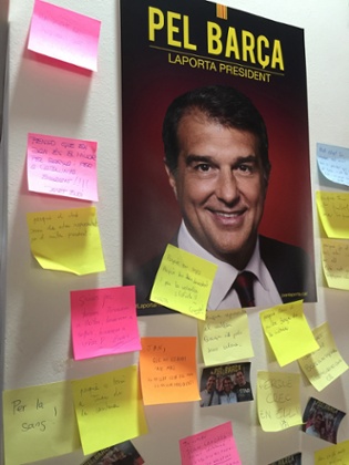 Barcelona fans have left messages on post-it notes for Laporta at Carrer Provença 300, his campaign HQ.