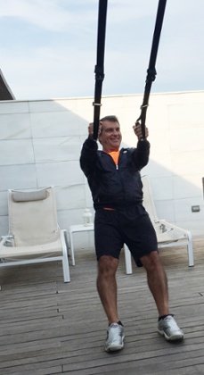 Joan Laporta does some exercises in front of the cameras.