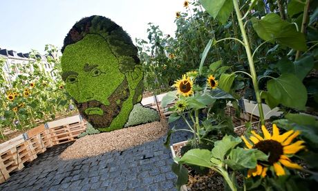 A sculpture made of plants depicting Vin