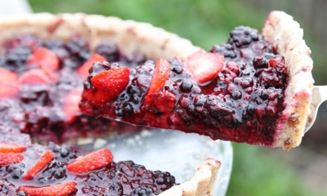 Fresh strawberry and blackberry on cinnamon, date and almond crust