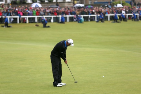 Marc Leishman misses his birdie putt on 18 but is still joint leader.