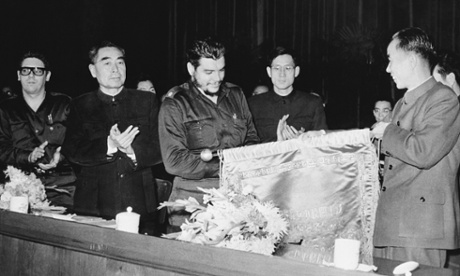 Wan Li, right, is presented with a banner by the Cuban leader Che Guevara in 1960