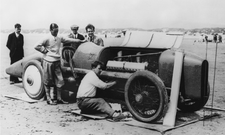 Sir Malcolm with Blue Bird just before setting his world speed record.