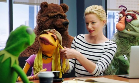 Elizabeth Banks with Electric Mayhem's Janice and Kermit.