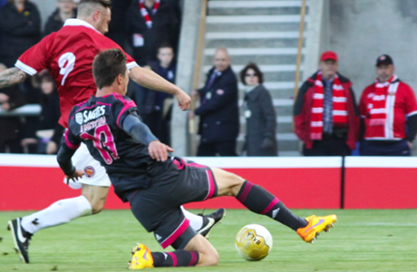 A Bala Pro ball in use in a game between FC United of Manchester and Benfica B