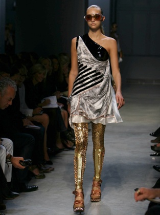 Balenciaga's gold leggings were pure Tatooine humanoid.