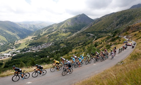 The pack of riders in the climb to the Col de la Croix de Fer.