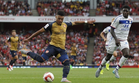 Alex Oxlade-Chamberlain lines up a shot ...