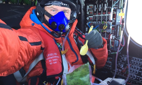 André Borschberg enjoys a high-altitude lunch.