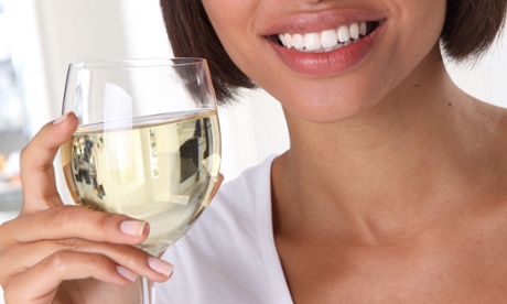 WOMAN HOLDING A GLASS OF WHITE WINE