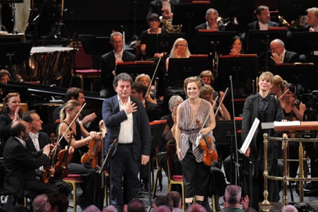 Composer Luca Francesconi receives the audience's applause alongside soloist Leila Josefowicz and BBCSO conductor Susanna Mälkki.