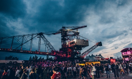 Melt! takes place at Ferropolis, an open air museum of industrial machinery.