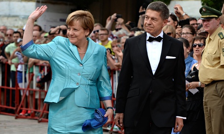 German Chancellor Angela Merkel (L) and