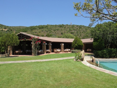 Restaurant and pool at Hotel Spartivento.