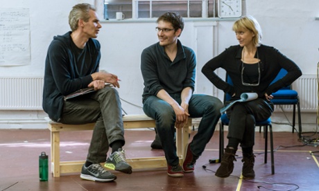 L to R: Angus Wright (Agamemnon), director Robert Icke and Lia Williams (Klytemnestra) in rehearsal for Oresteia at the Almeida.
