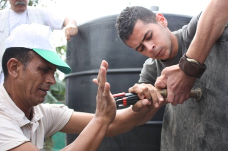 Building biogas equipment in Hakoritna Farm, Palestine