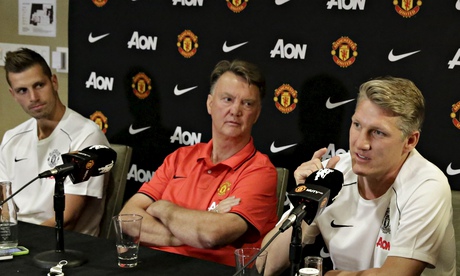 Manchester United's manager Louis van Gaal flanked by Morgan Schneiderlin and Bastian Schweinsteiger