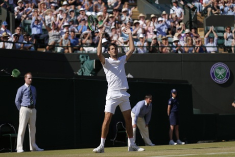 The noise level rises on court. James Ward takes the third set.