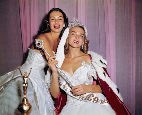 Coco Vandeweghe’s grandmother Colleen Kay Hutchins, foreground, who was Miss America 1952, is crowned by Yolande Betbeze, Miss America 1951.