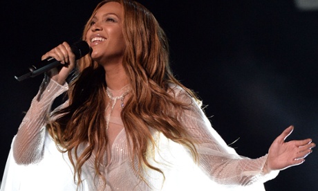 Beyonce performing live in 2015
