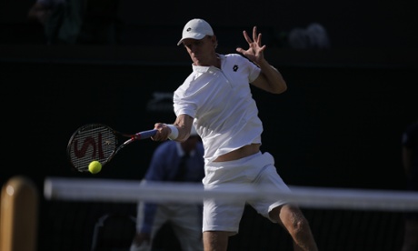 Kevin Anderson measures a return to Djokovic.