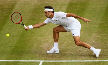 Roger Federer plays a forehand.