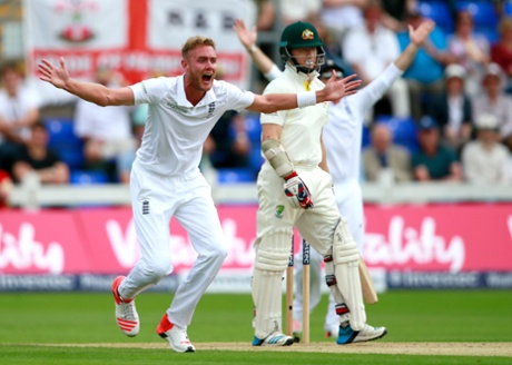 Stuart Broad appeals for the wicket of Chris Rogers.