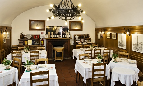 Curved ceiling, chandelier and tableclothed tables at Checchino dal 1887