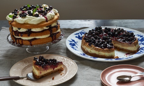 Espresso, vanilla and blackcurrant cheesecake and blackcurrant fool cake on a table