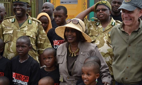 Kenyan Cabinet Secretary for Environment Judi Wakhungu and US Ambassador Robert Godec with children from Nairobi on their visit to Amboseli National Park, on World Elephant Day, 12 August 2105.