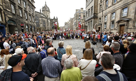 Street performers on the Royal Mile draw a crowd at the Edinburgh festival fringe