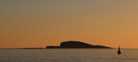 Sunset with birds, rock and buoy. The seaward horizon at Cavtat faces west so we were guaranteed spectacular sunsets on every clear evening. Wherever you are you have to work with the horizon that presents itself, though you should have some control over your vantage point. For this picture I placed myself so that the buoy was to the right of the island. When I noticed the birds, I waited until they were just in the left-hand third of the frame before pressing the shutter. This helps to balance the three elements of the picture.
