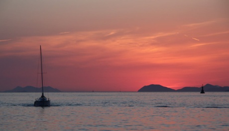 Heading home. Yes, I know – another sunset shot. This one should be compared with the picture at the very top of this post. I’m not sure which one I prefer. In the top one, the magnificent sky is all that’s needed to make the picture. Here, the boat returning to shore at the end of the day creates another story. In the top right the sky is marred slightly by the con trail of a jet – it distracts the eye. With careful use of a photo editor, this could be removed.