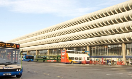 The curving concrete floorplates extend for 170m along the length of the building like a sharp stack of razor shells.