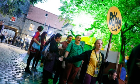 Fringe customers form an orderly queue.