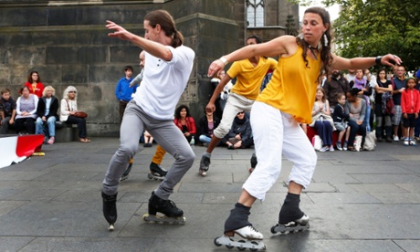 Le Patin Libre entertain the crowds on the Royal Mile in Edinburgh.