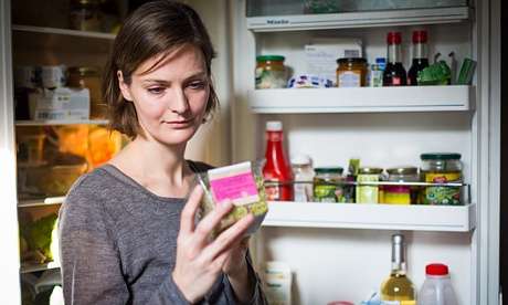 E5T1FM Woman checking the composition and nutrition 