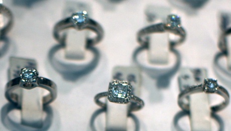 NEW YORK - JULY 07: A sale is advertised for rings in the window of a jewelry store July 7, 2009 in New York City. Like many other luxury industries, 2009 has been one of the worst years in decades for the jewelry business. Sales have fallen 22 percent in the last quarter for the esteemed Tiffany & Co. and the Italian jeweler Bulgari has posted its first quarterly loss in 10 years.  (Photo by Spencer Platt/Getty Images)businessdiamondeconomiceconomyfinancialgoldGovernmentluxuryPoliticsrecession