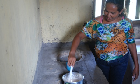 Rosa Mendes da Silva making porridge out of flour made from the babassu mesocarp.