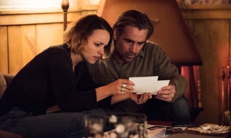 Ani (Rachel McAdams) and Ray (Colin Farrell) get cosy.